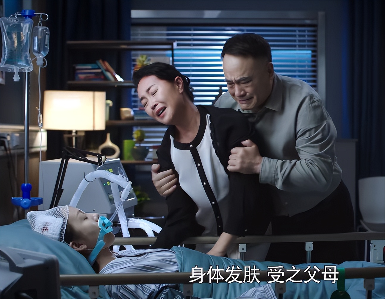 播出2集，收视率爆了！秦岚一出手，就给央视带来了“王炸”