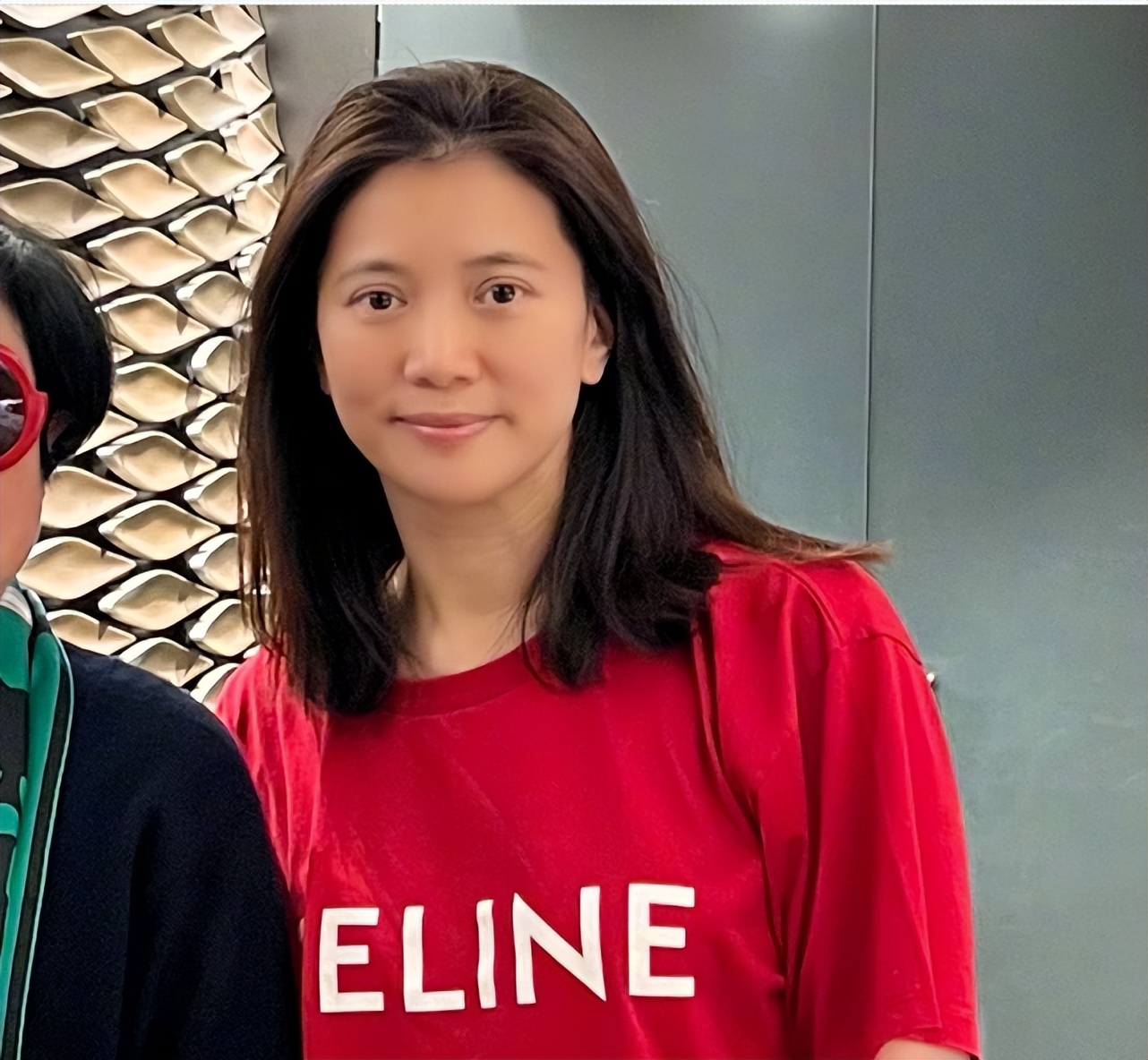 张智霖夫妇浪漫约会，结婚21年甜蜜如初，50岁袁咏仪自信秀全素颜