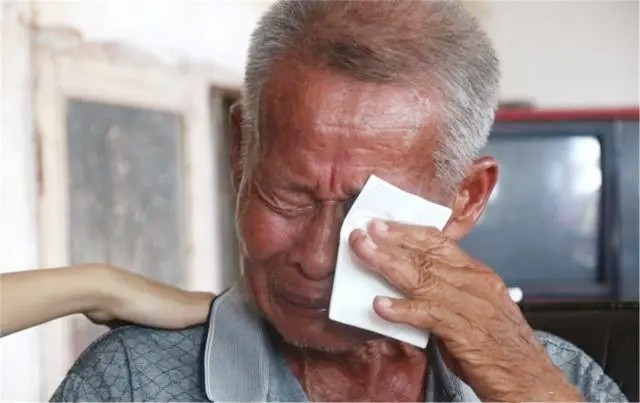 医科大大学生，因学费不足在外流浪16年，回到家后母亲早已疯癫