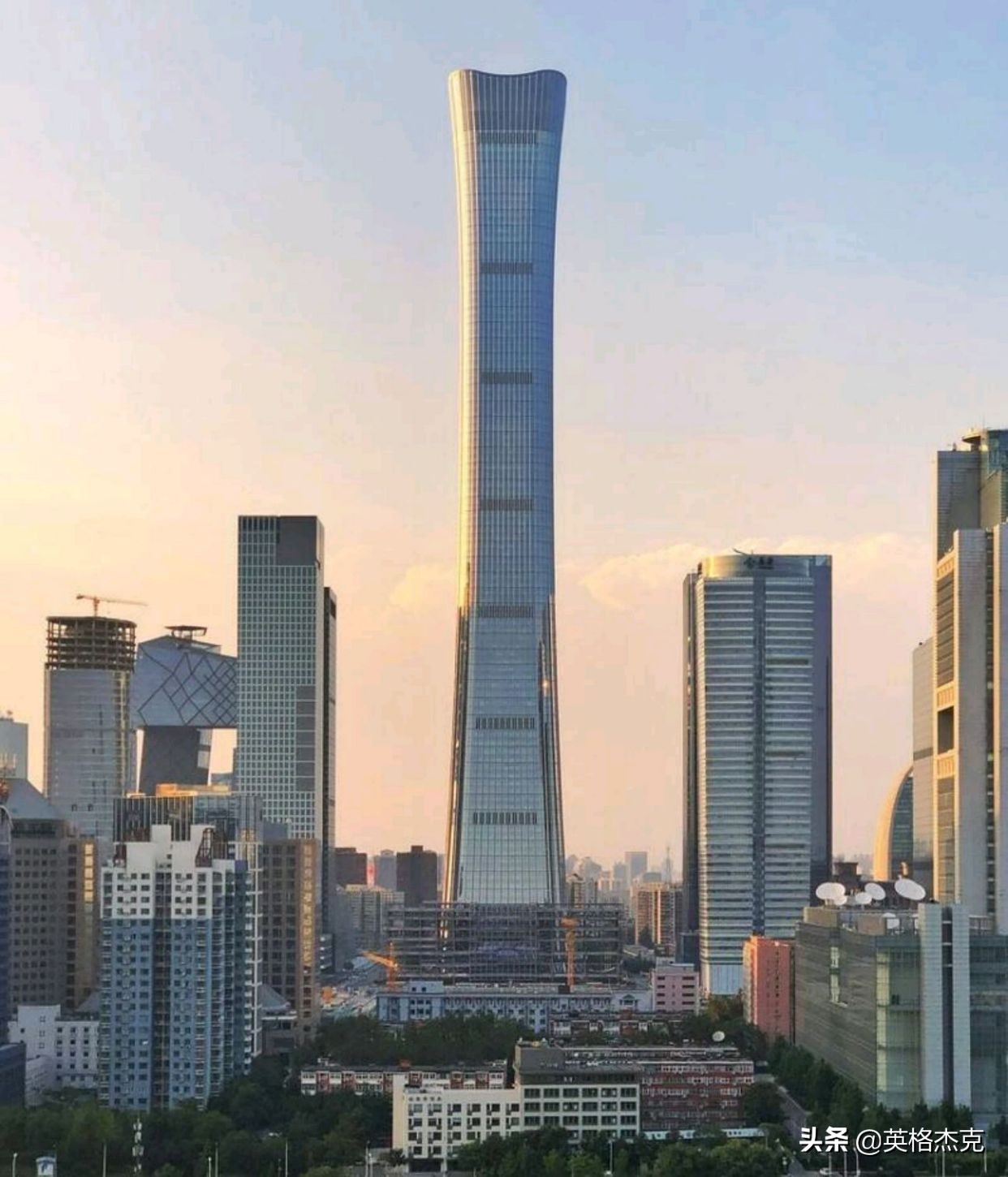 英国游客拍到北京第一高楼照片,引发热议:中国建设很强大