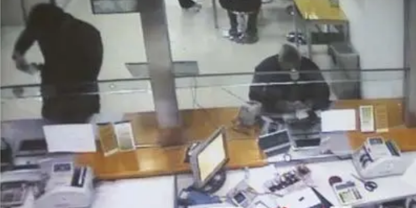 2011年，陕西男子收到与不知名女子裸照，警方查出系列民生大案