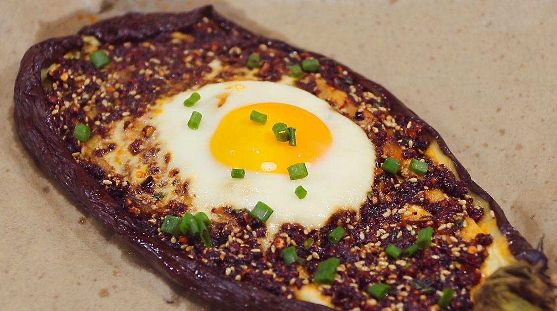 冬天里茄子还能这样吃，往里面打入一个鸡蛋，真香！别不懂吃