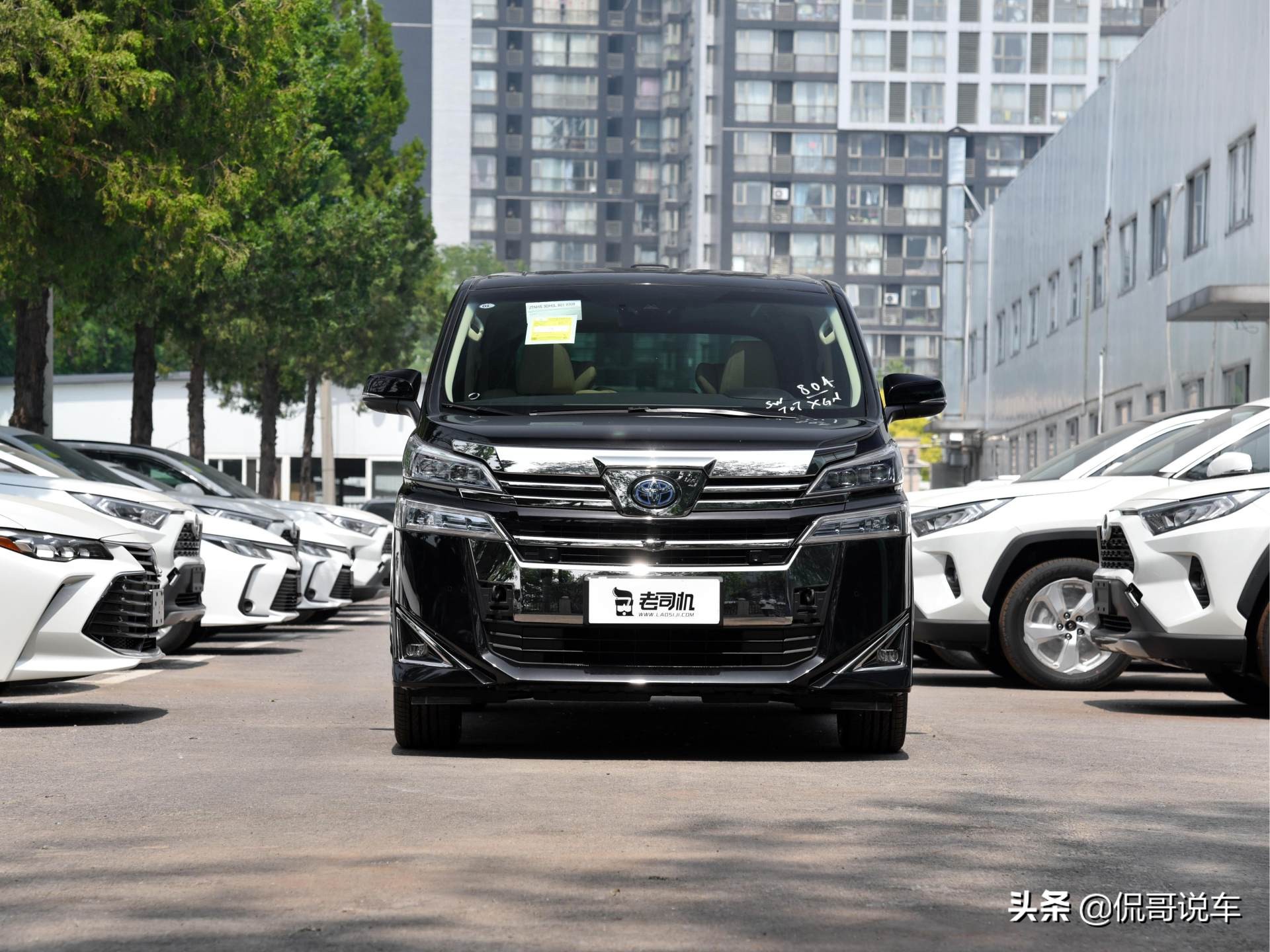 埃尔法换壳,一样豪华的高端mpv,配混动四驱,实拍丰田威尔法