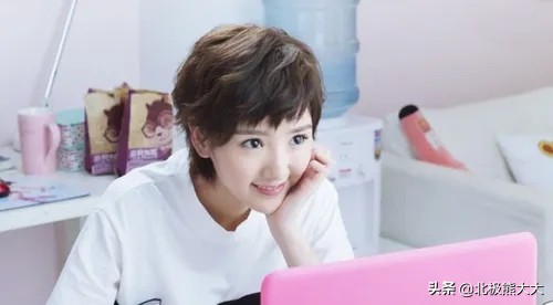 毛晓彤：曾被父亲抛弃扔进垃圾桶，成名后父亲向她要5000万赡养费