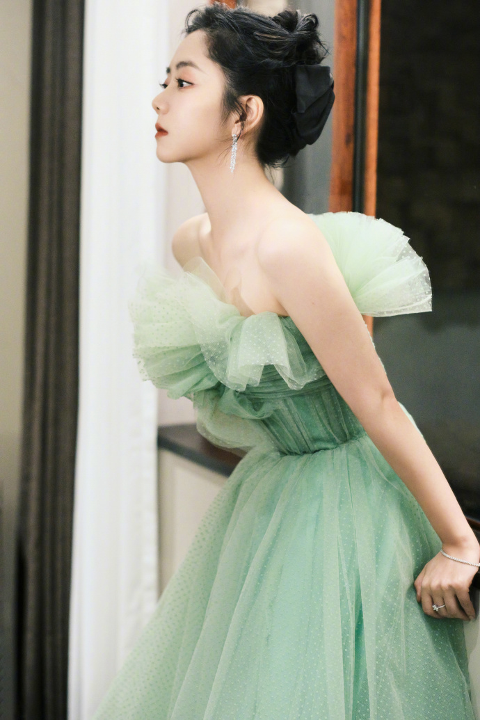 谭松韵穿着薄荷绿薄纱礼裙，淡雅温柔的美