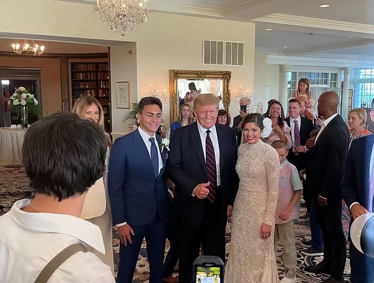 梅拉尼娅罕见正式亮相！穿米色套装依然美，完胜北约峰会的夫人们