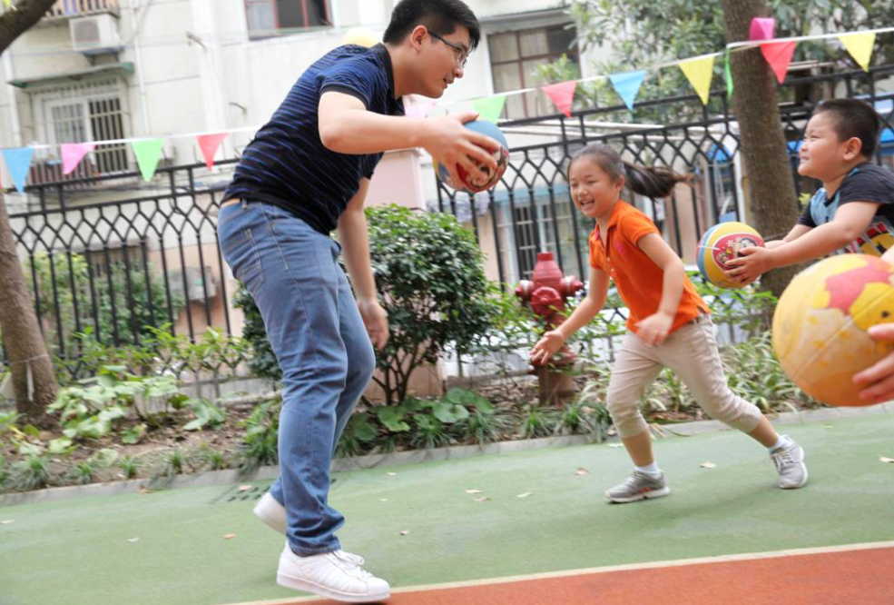 苏州一男幼师火了，“可盐”又“可甜”，笑起来还有两个小酒窝