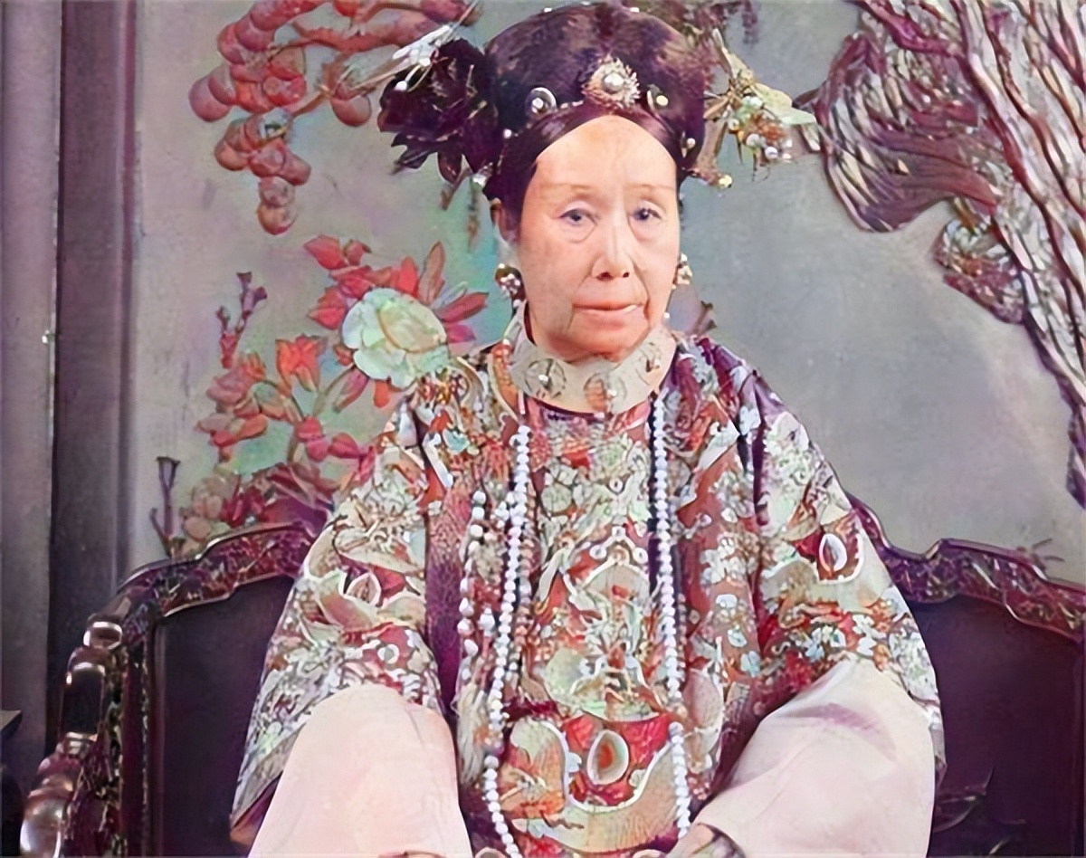 正因如此,内地歌坛一姐那英原名叫做叶赫那拉英,是满清贵族叶赫那拉氏