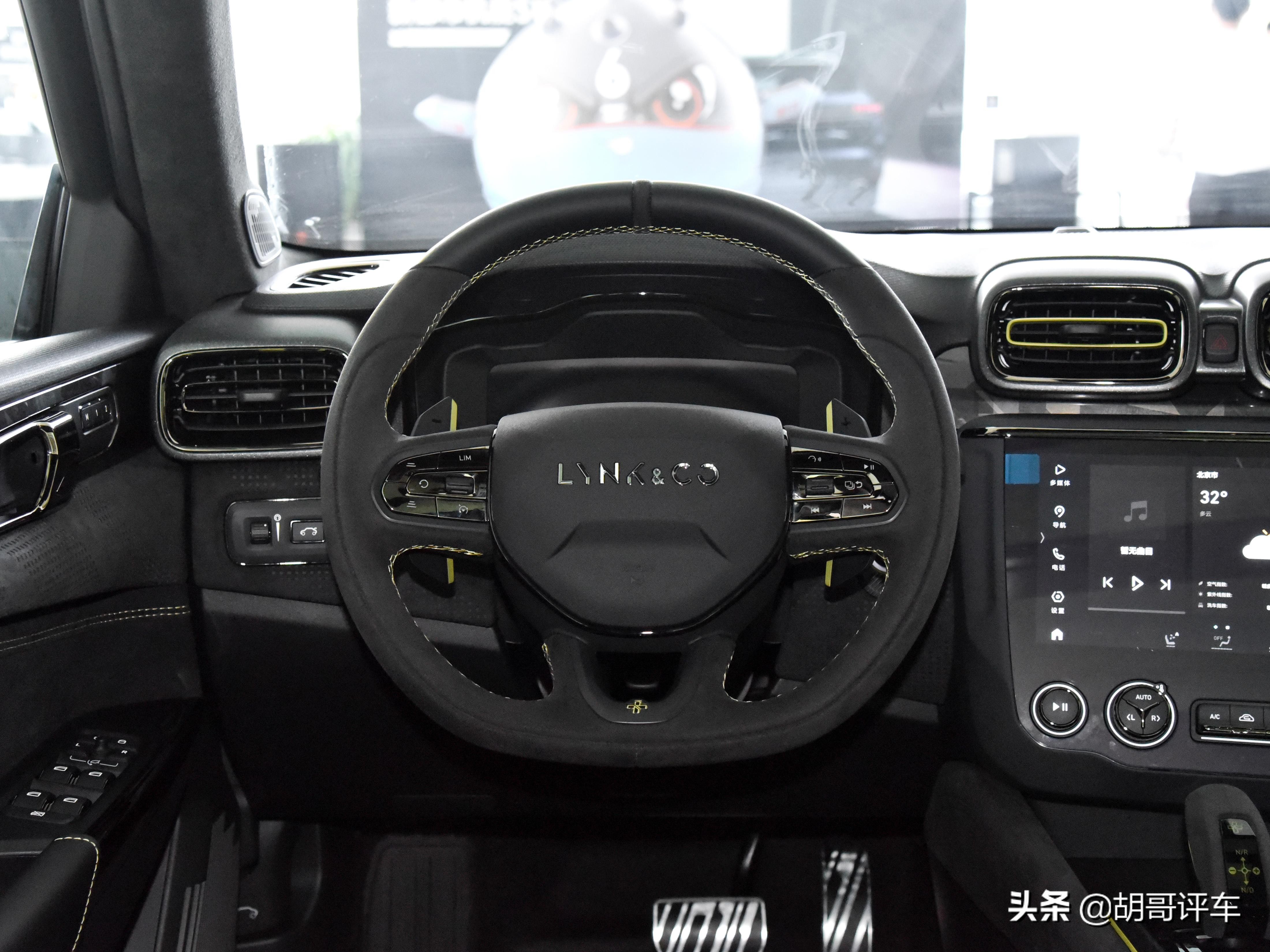 中国品牌紧凑型车，时尚运动好伙伴，科技配置丰富，实拍领克03