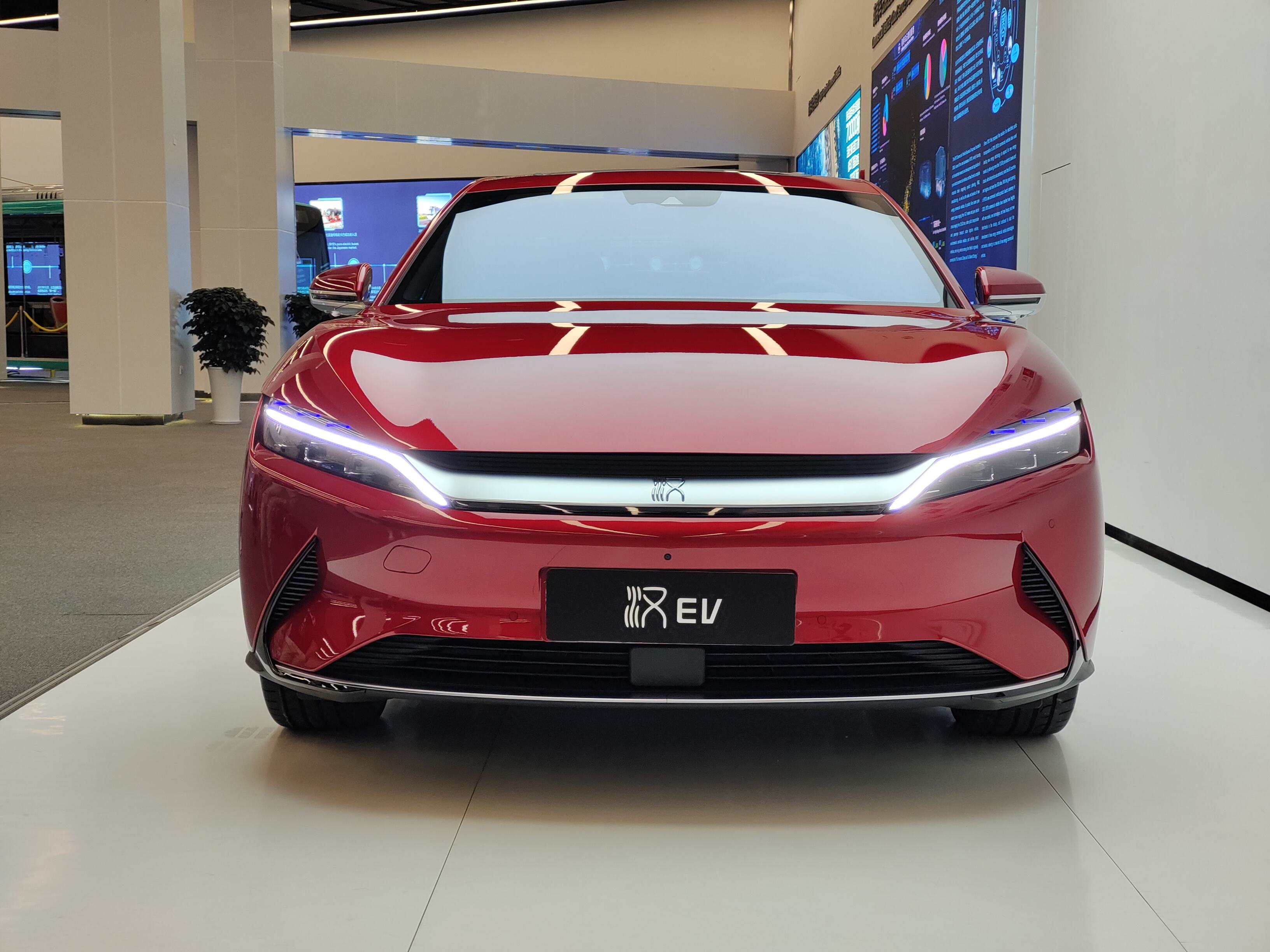 目前的电动汽车，就算续航超过1000公里，也取代不了燃油车