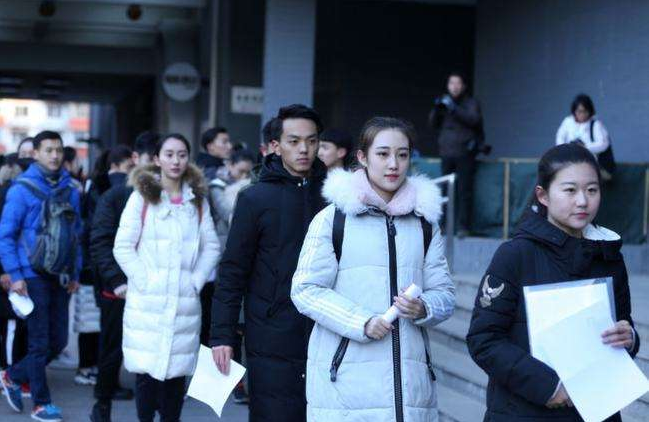 浙传艺考现场图流出，堪比是“颜值盛宴”观赏，考生颜值都很高