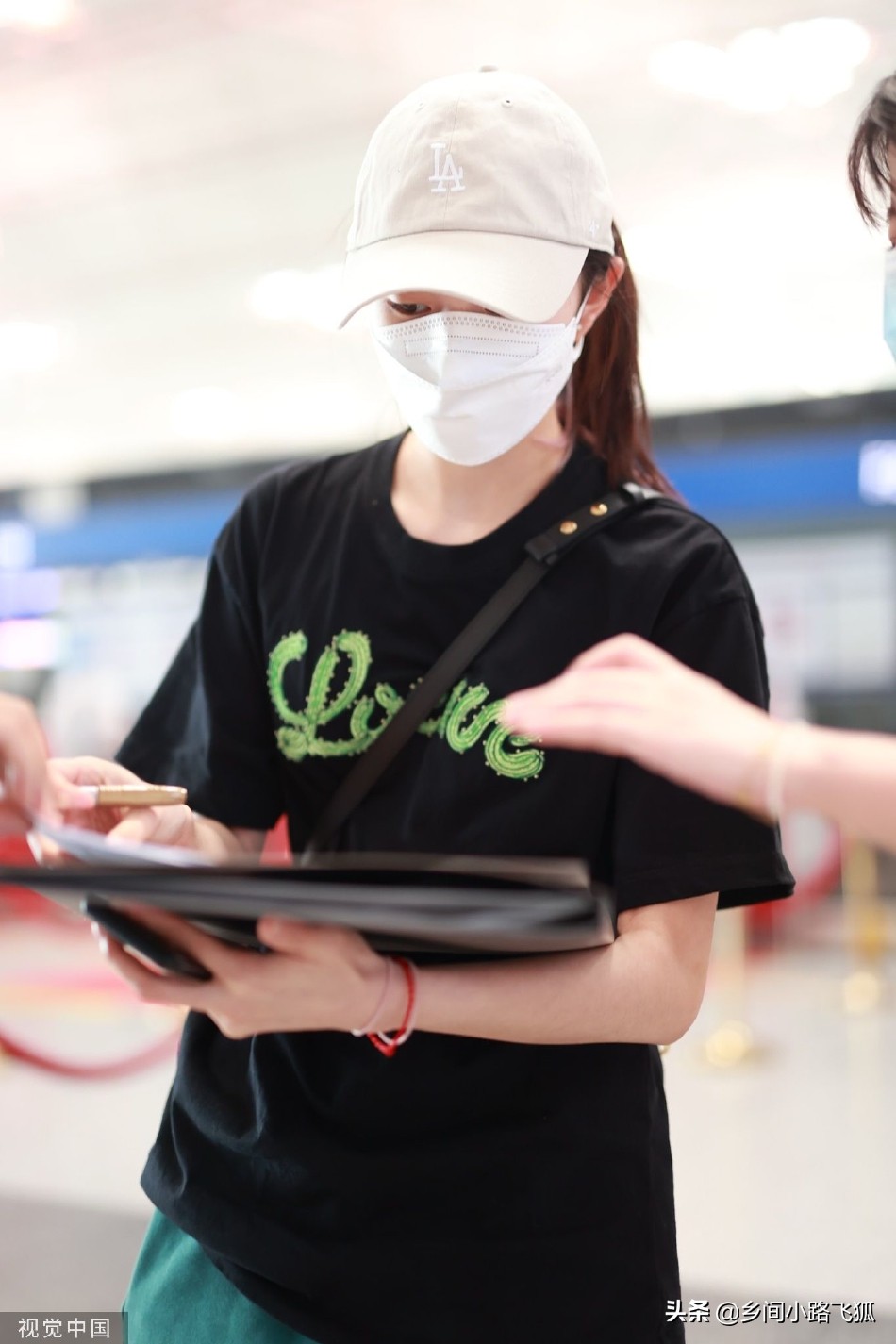 刘浩存现身机场穿搭清爽 与粉丝签名挥手亲切感十足