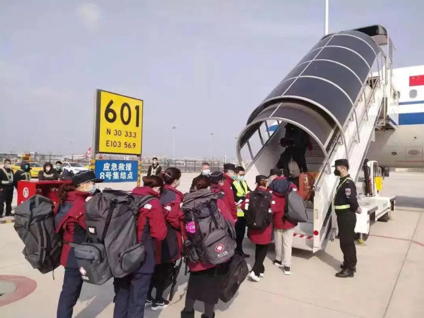 02年国航空难：飞机撞山129人遇难，37人因“马虎导游”死里逃生