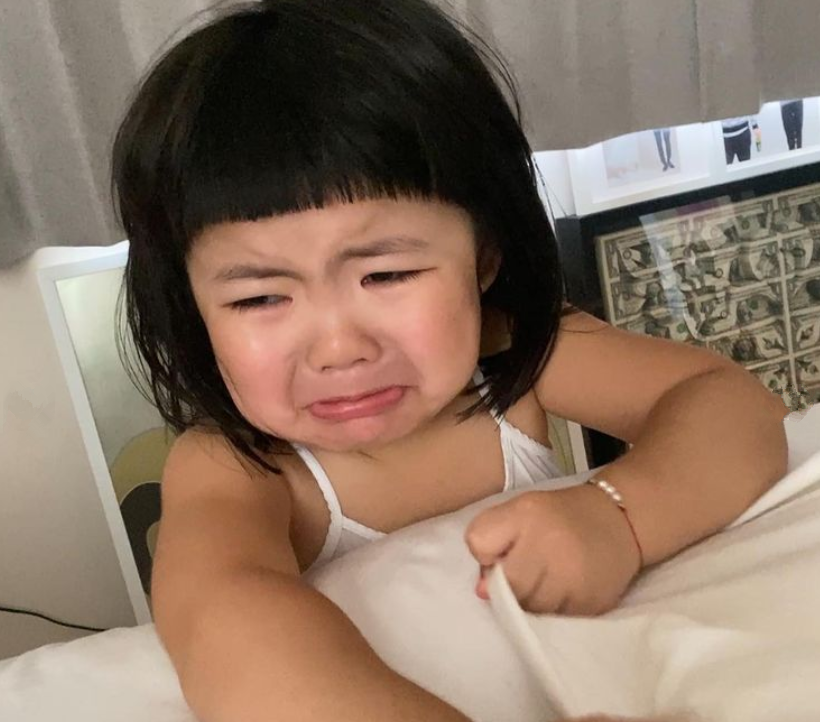 陈冠希父亲节与李灿森聚会心情好，开心晒女儿的礼物，称心融化了