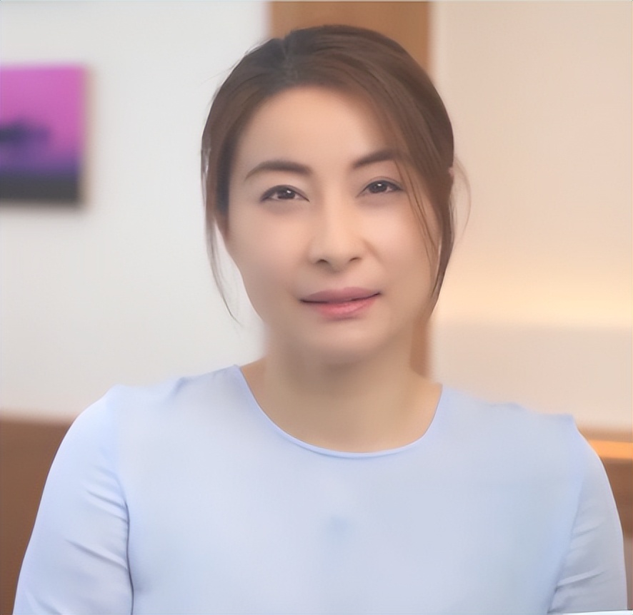 郭晶晶近况曝光!打扮朴素出镜表情略显僵硬,衣服紧绷勒出赘肉