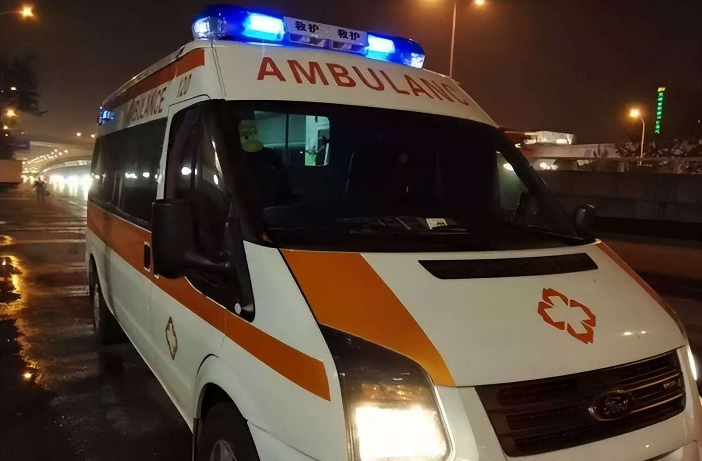 因为救护车的需求量大,所以就有一些私人车主将这些车挂靠在医院中,而