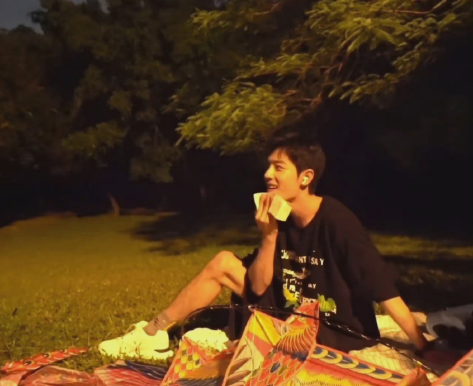 肖战置身于各行业精英中,太醒目!新剧新进展!防代拍太机智