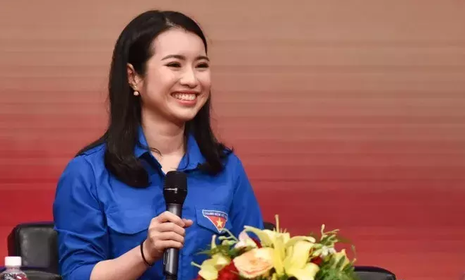 2017年，与马云对话的越南大学校花吴庆玲，如今已毕业考虑从商