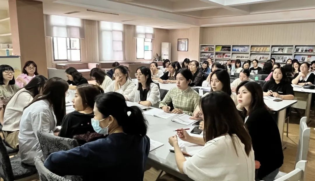 立足专业 关注“心”成长｜棠湖小学德育处召开5月份班主任例会