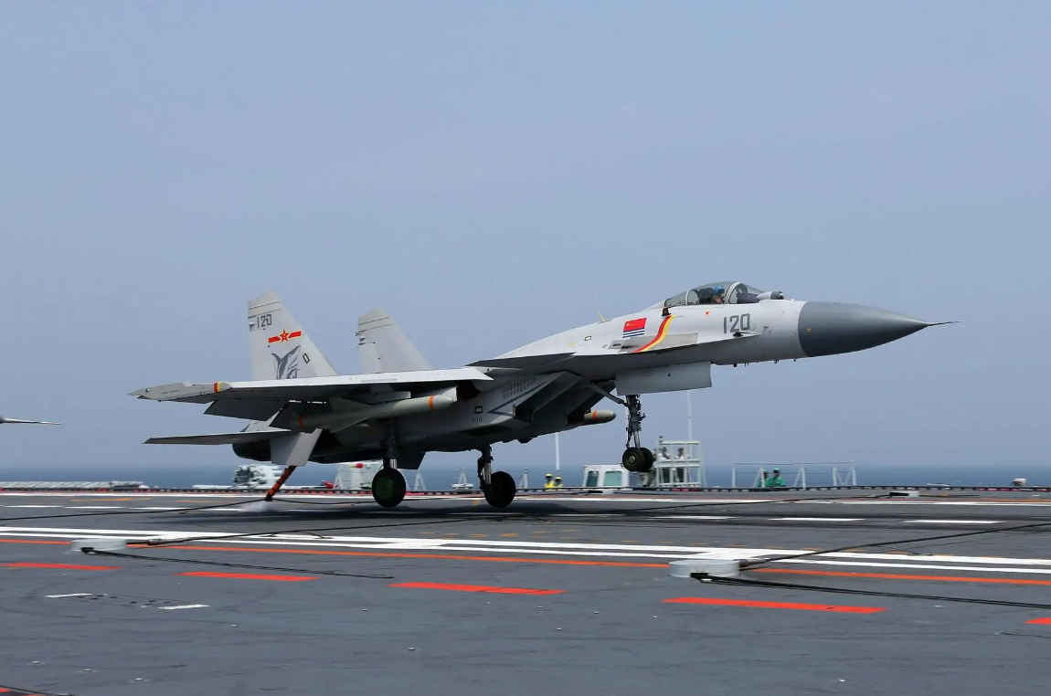 2016年,歼15突然上仰,随即失速下坠,飞行员从百米高空砸向海面