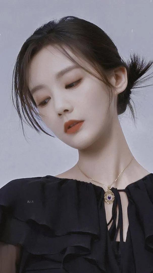 李一桐黑色蓬松长裙