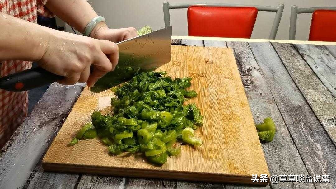 冻霜的芥菜最好吃，虾皮炒芥菜，鲜甜又苦香