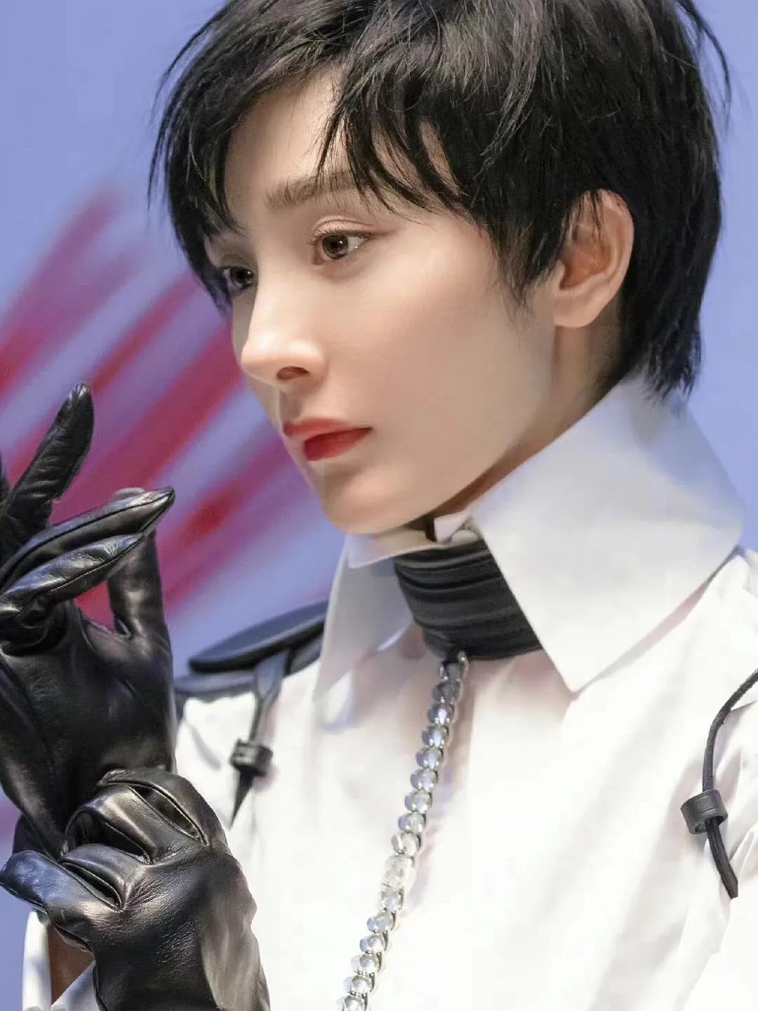 你们见过短发的杨幂吗？喜欢长发的她还是短发的她呢？