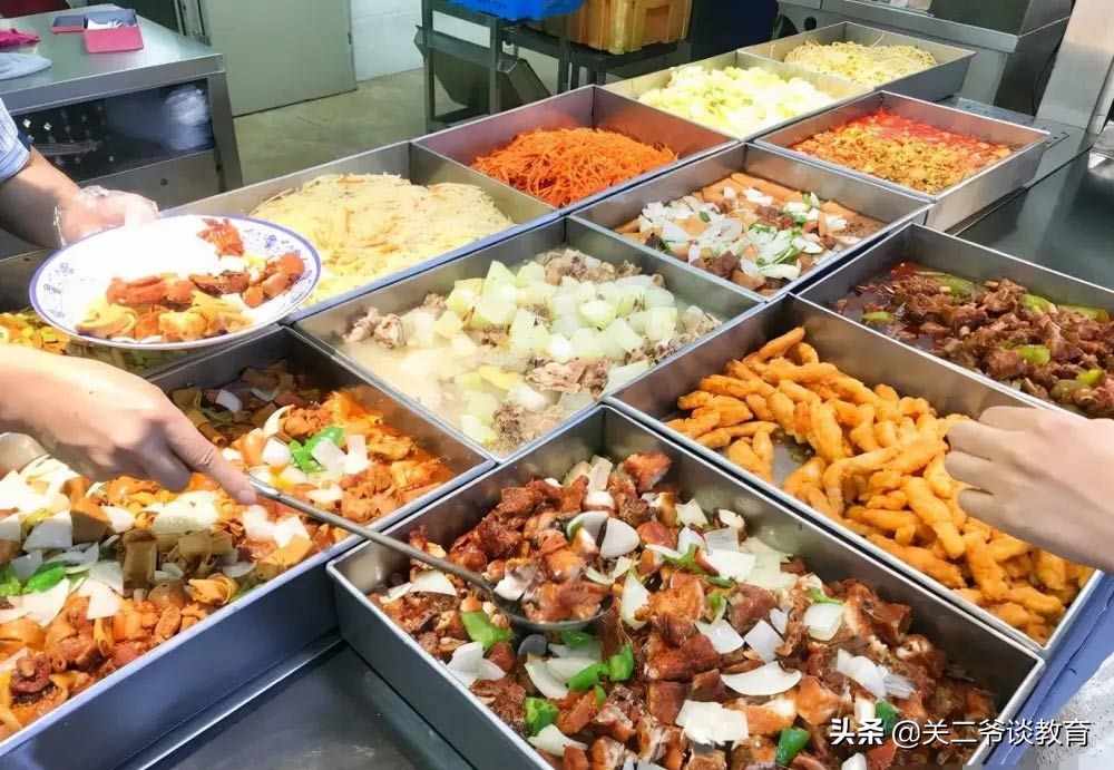 广州：学生食堂现老鼠淡定抹嘴：老鼠已经实现梦想，而你却像咸鱼