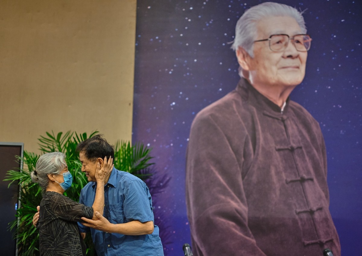 蓝天野追悼会现场太沉重！宋丹丹哭到双眼通红，众人起立悼念