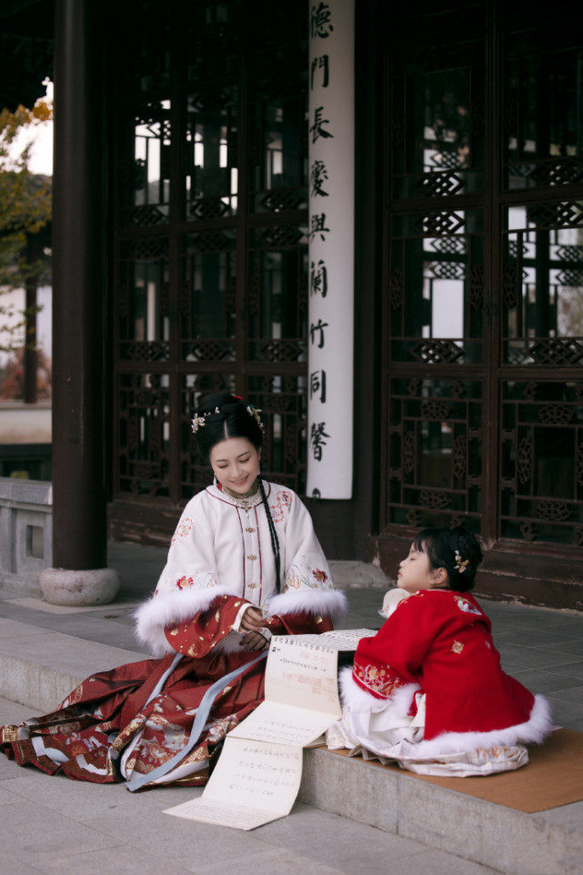 包文婧晒母女古风写真庆元旦，饺子变豁牙小萌妹，越长大越好看