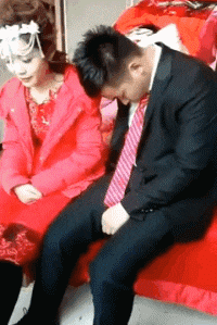 爸，你旁边的叔叔好帅，爸爸：这是你妈，网友当场笑喷了，哈哈哈