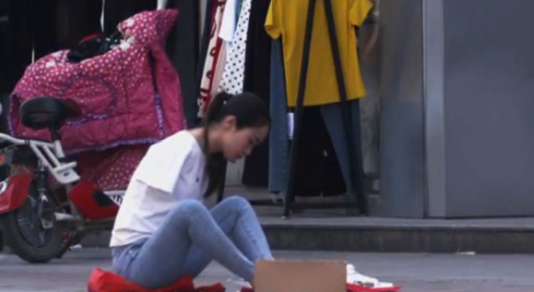 “折翼天使”杨佩：9岁失去双臂，23岁一夜爆红，如今身价上千万