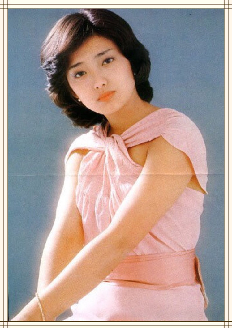 “樱花美人”山口百惠，结婚43年成模范夫妇，巅峰退圈成就经典