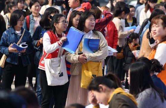 如果家里没人脉、没背景，尽量不要选这3个专业，实现就业很难