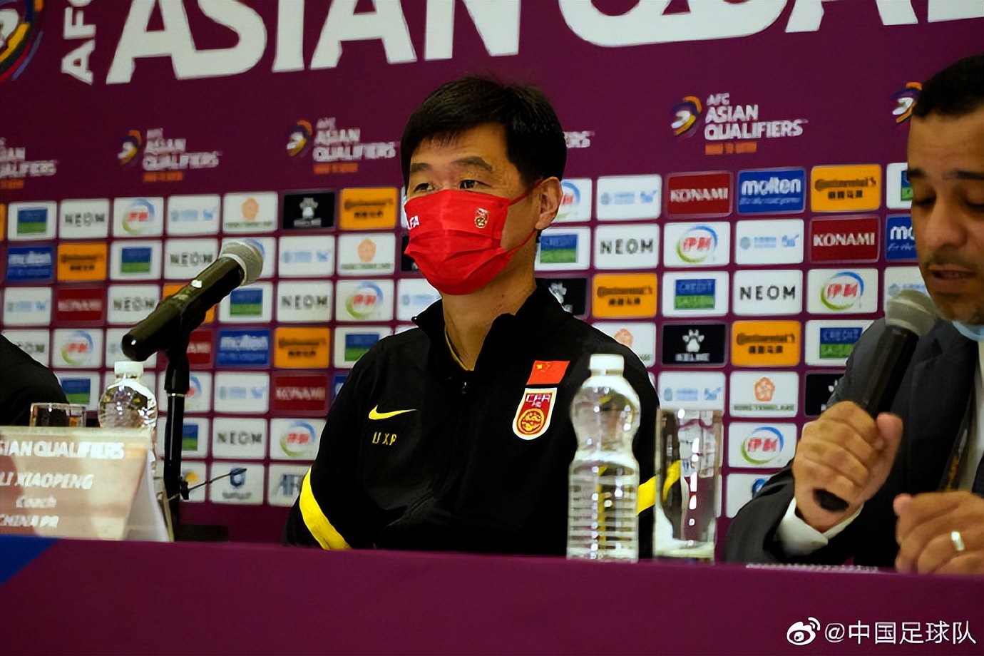 中国男人为什么进不了世界杯(李霄鹏遭阿曼记者刁难提问，为何中国队进不了世界杯？4个字化解)