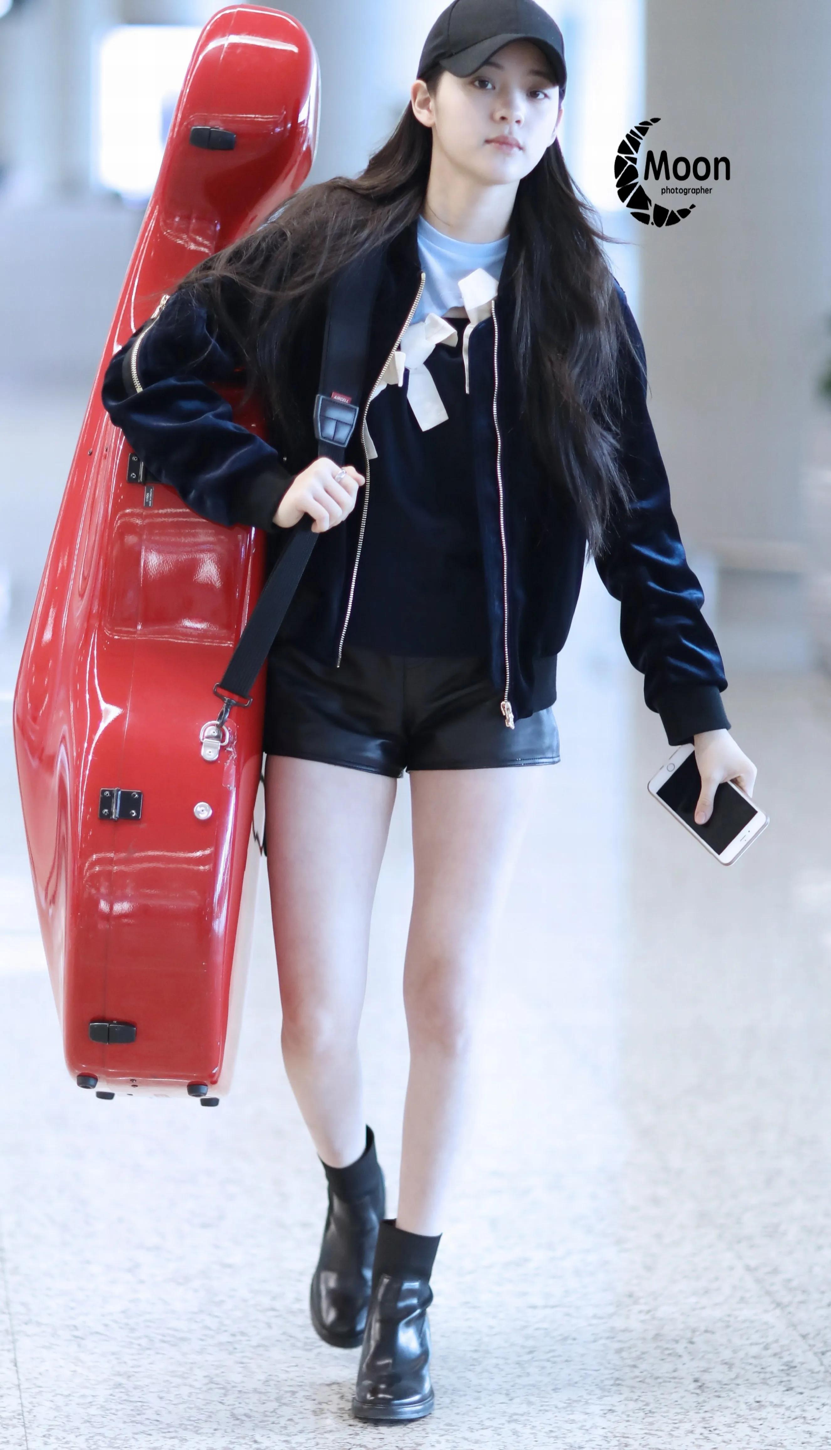 欧阳娜娜身穿黑色外套皮短裤，一身黑色look酷感十足