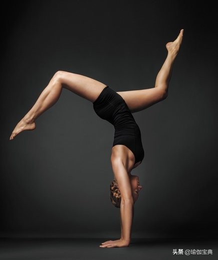 阿斯汤加瑜伽序列中如何轻松 无缝和平滑穿越 发展整个上半身的力量