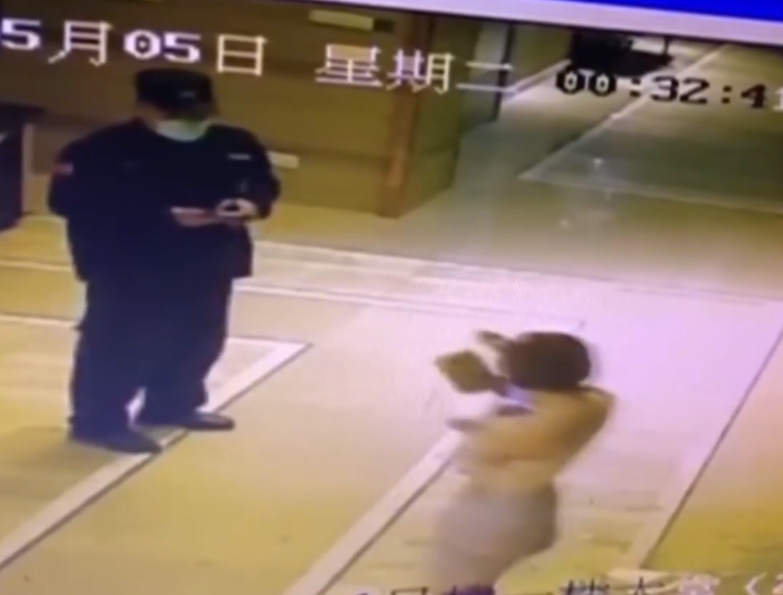 年轻女子深夜回家拒绝出示健康码，踹碎单元玻璃门，法院判决来了