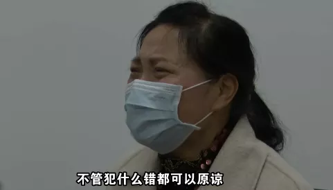 男子街头学狗叫，跪爬讨女友欢心，网友：卑微到如此，父母很伤心