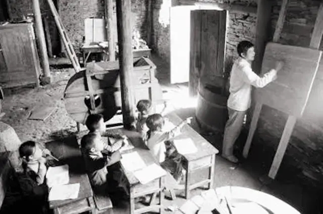 河南教师遭开除，档案被顶替22年，对方还找他借身份证办退休