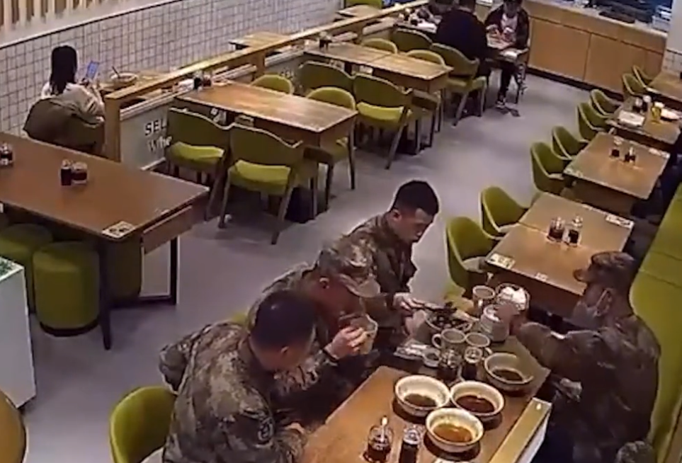 辽宁五位军人到饭店用餐，用餐过程让人心头一暖，监控记录全过程