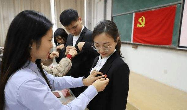 大學生入黨的決定權在這2人手里，與成績無關？大四學姐說出真相
