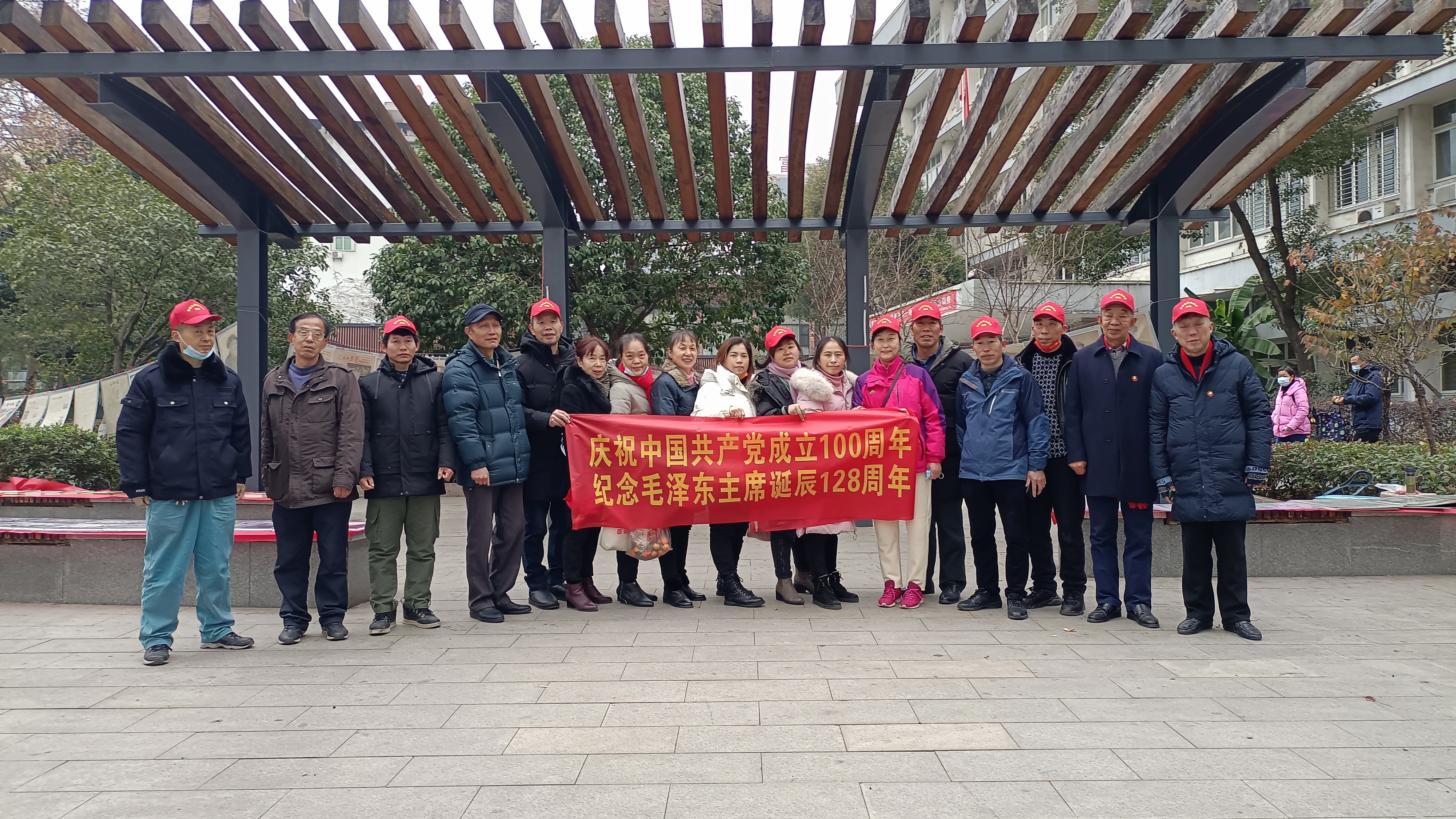 湖北鄂州市民前往市中心毛泽东主席铜像广场纪念毛泽东诞辰128周年