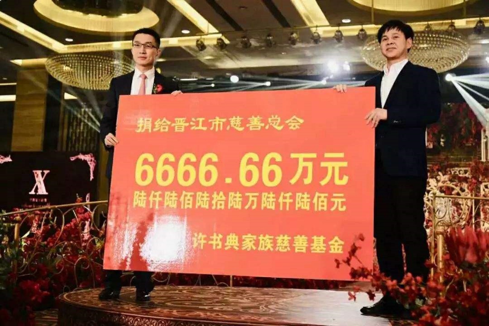 从白手起家到“福建首富”，被人尊称为“商业教父”，齐名曹德旺