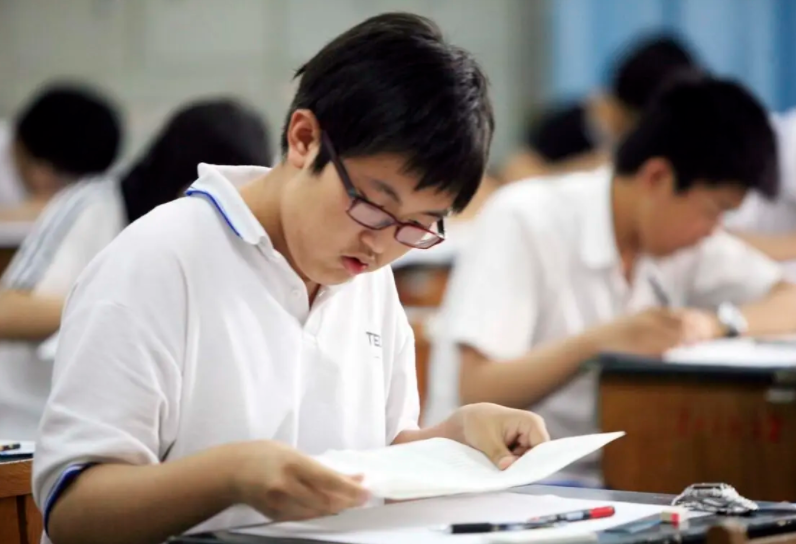 高考和走单招的差距不是一般大，高三一模380分，聪明学生这样选