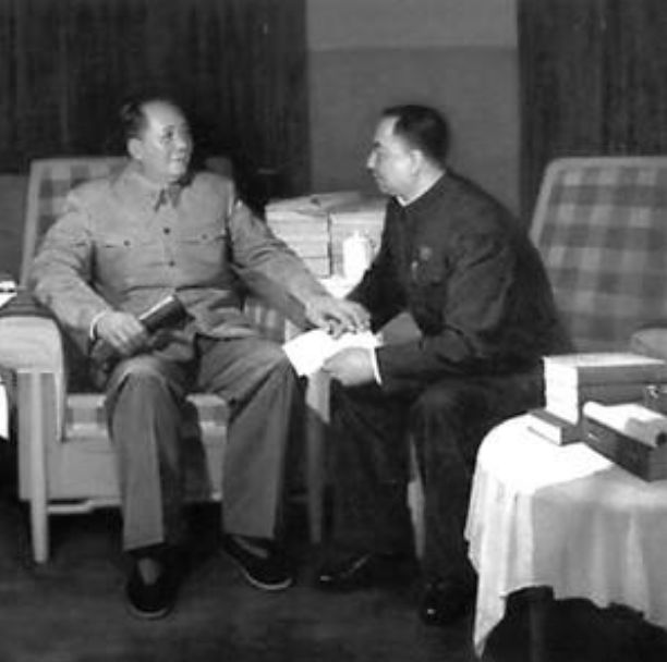 76年毛主席临终前要来纸笔，给华国锋留下一句话：你办事，我放心