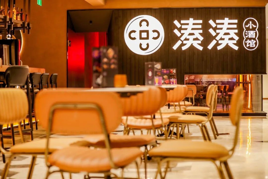 餐饮巨头集体开酒馆，9.9元一杯，为何年轻人不买账？