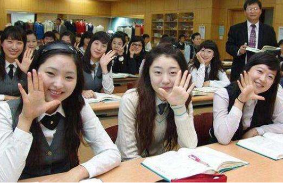 在韩留学生分享食堂饭菜，家长看后不淡定了，韩剧都是骗人的吗