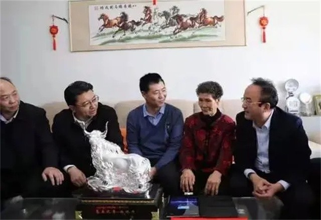 英雄团长祁发宝近况：头颅模型有明显缺损，额角伤疤明显令人痛惜