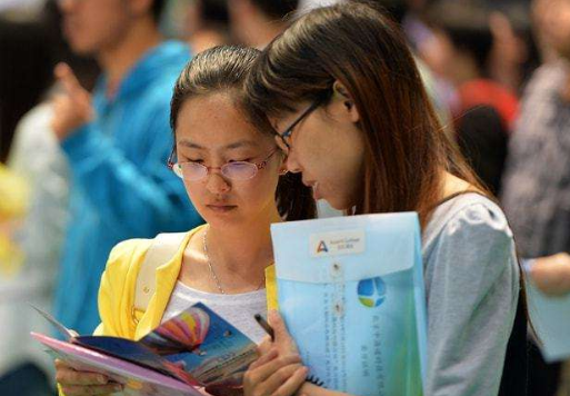 在韩留学生分享食堂饭菜，家长看后不淡定了，韩剧都是骗人的吗